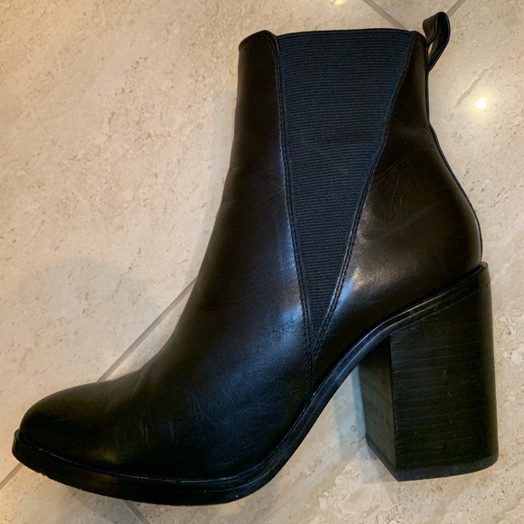 Jonak Paris - black leather heeled ankle boots - Picture 11 of 15